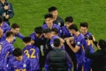 率队取近5轮首胜！津门虎球员赛后将于根伟高高抛起 表示对他支持